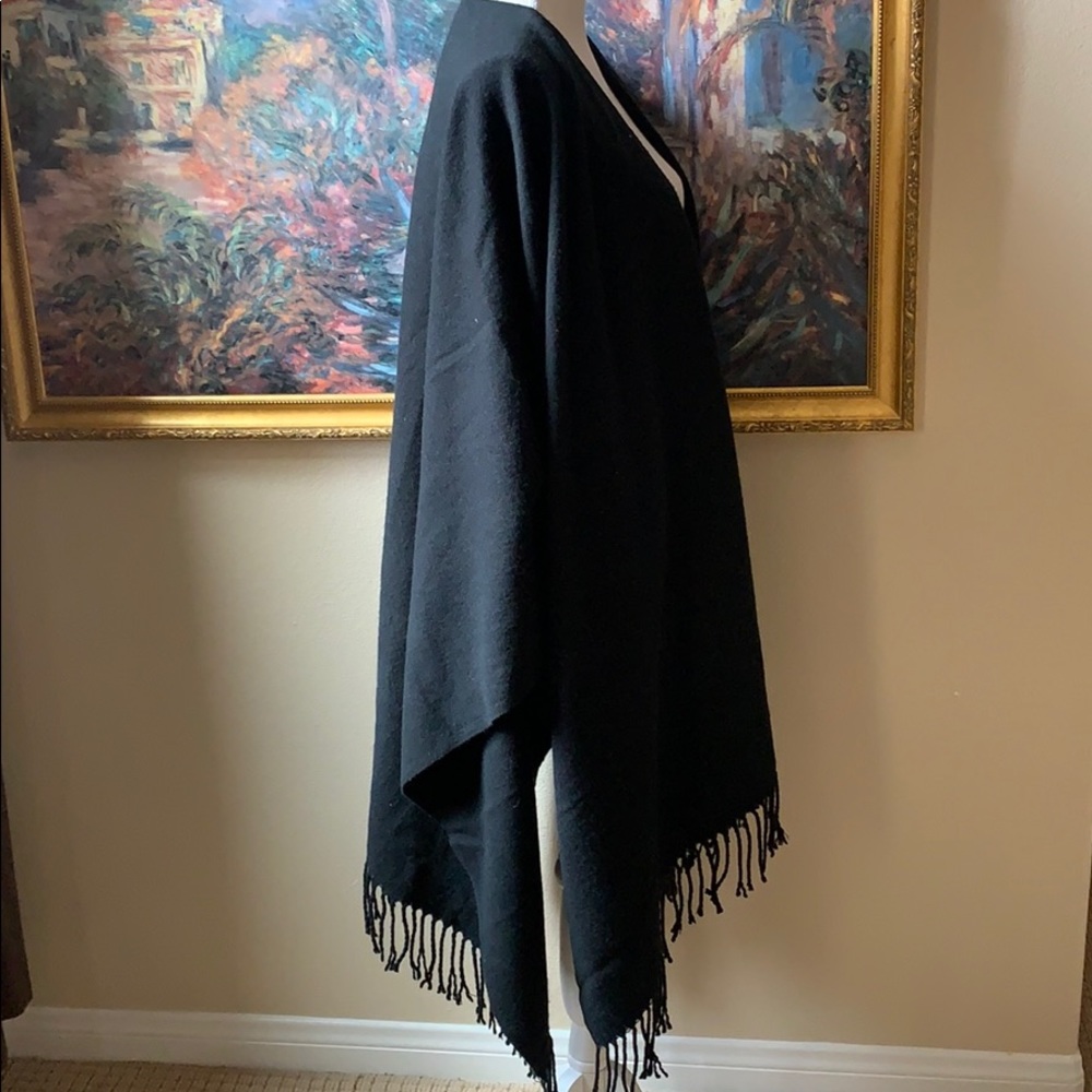 Fringed wrap - Picture 3 of 6